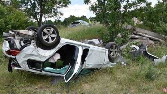 Krasnystaw. Dachowanie na "siedemnastce". Kierowca Volkswagena w szpitalu [ZDJĘCIA]