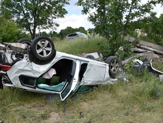 Krasnystaw. Dachowanie na "siedemnastce". Kierowca Volkswagena w szpitalu [ZDJĘCIA]