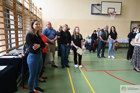 Pow. krasnostawski. Plener malarski w „Jagielle”. Młodzi artyści zaprezentowali swoje prace [GALERIA ZDJĘĆ] 