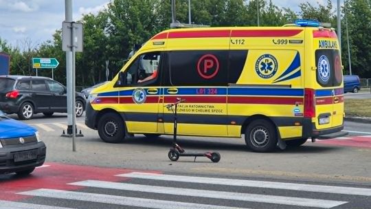 Groźne potrącenie kobiety na hulajnodze w Chełmie. 78-latek nie ustąpił pierwszeństwa [ZDJĘCIA]