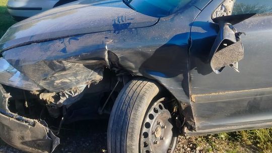 Zasnął za kierownicą i uderzył w skarpę na trasie DK 17. Ranne dziecko w szpitalu [ZDJĘCIA]