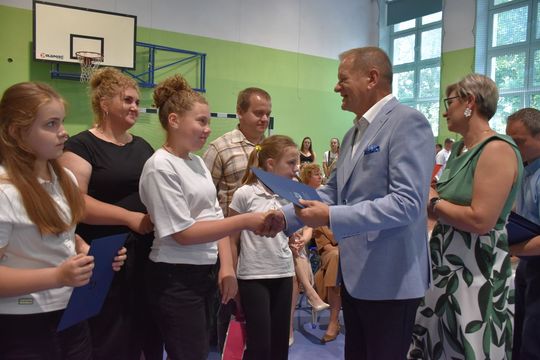 Gm. Fajsławice. Ich ciężka praca została doceniona. 41 uczniów ze stypendiami wójta [GALERIA ZDJĘĆ] 