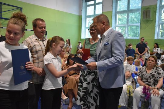Gm. Fajsławice. Ich ciężka praca została doceniona. 41 uczniów ze stypendiami wójta [GALERIA ZDJĘĆ] 
