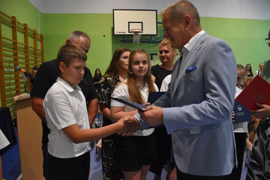 Gm. Fajsławice. Ich ciężka praca została doceniona. 41 uczniów ze stypendiami wójta [GALERIA ZDJĘĆ] 