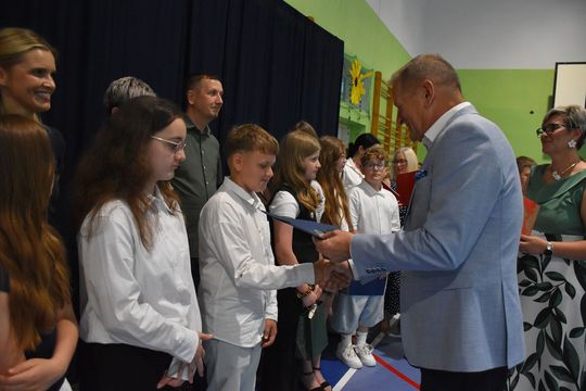 Gm. Fajsławice. Ich ciężka praca została doceniona. 41 uczniów ze stypendiami wójta [GALERIA ZDJĘĆ] 