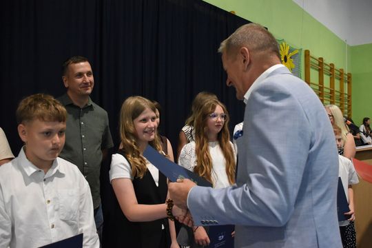 Gm. Fajsławice. Ich ciężka praca została doceniona. 41 uczniów ze stypendiami wójta [GALERIA ZDJĘĆ] 