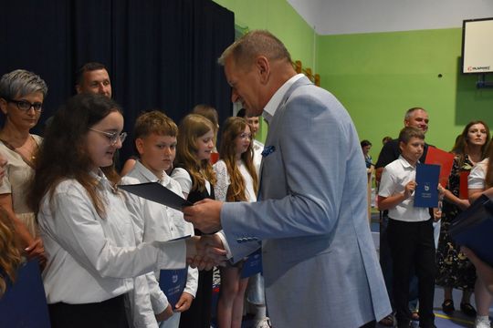 Gm. Fajsławice. Ich ciężka praca została doceniona. 41 uczniów ze stypendiami wójta [GALERIA ZDJĘĆ] 