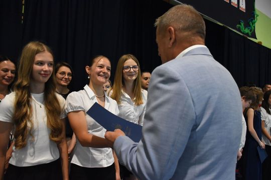 Gm. Fajsławice. Ich ciężka praca została doceniona. 41 uczniów ze stypendiami wójta [GALERIA ZDJĘĆ] 