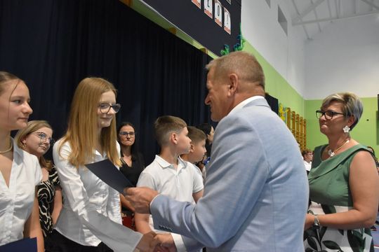 Gm. Fajsławice. Ich ciężka praca została doceniona. 41 uczniów ze stypendiami wójta [GALERIA ZDJĘĆ] 