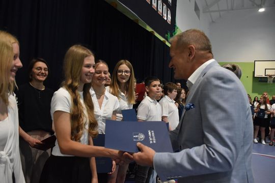 Gm. Fajsławice. Ich ciężka praca została doceniona. 41 uczniów ze stypendiami wójta [GALERIA ZDJĘĆ] 