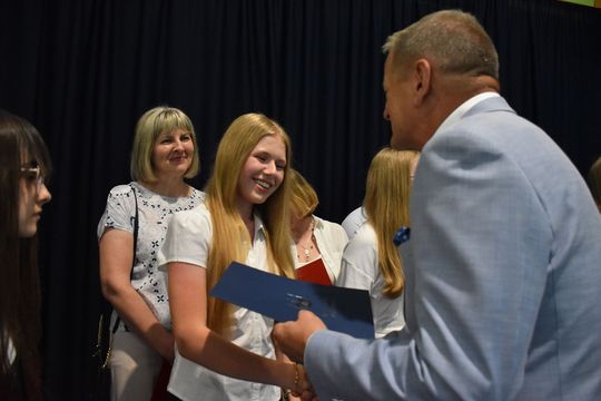 Gm. Fajsławice. Ich ciężka praca została doceniona. 41 uczniów ze stypendiami wójta [GALERIA ZDJĘĆ] 