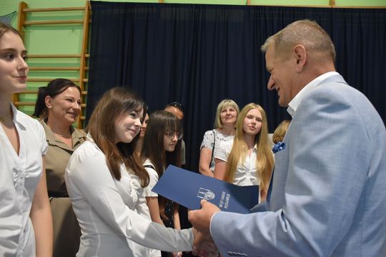 Gm. Fajsławice. Ich ciężka praca została doceniona. 41 uczniów ze stypendiami wójta [GALERIA ZDJĘĆ] 