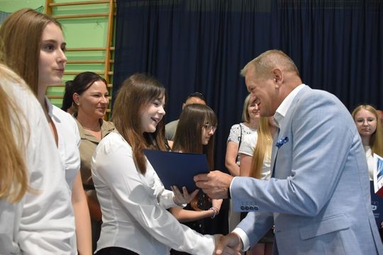 Gm. Fajsławice. Ich ciężka praca została doceniona. 41 uczniów ze stypendiami wójta [GALERIA ZDJĘĆ] 