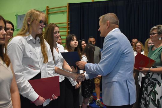 Gm. Fajsławice. Ich ciężka praca została doceniona. 41 uczniów ze stypendiami wójta [GALERIA ZDJĘĆ] 