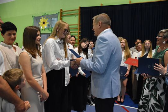Gm. Fajsławice. Ich ciężka praca została doceniona. 41 uczniów ze stypendiami wójta [GALERIA ZDJĘĆ] 
