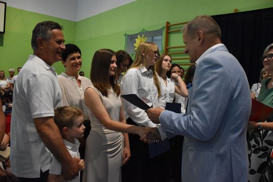 Gm. Fajsławice. Ich ciężka praca została doceniona. 41 uczniów ze stypendiami wójta [GALERIA ZDJĘĆ] 