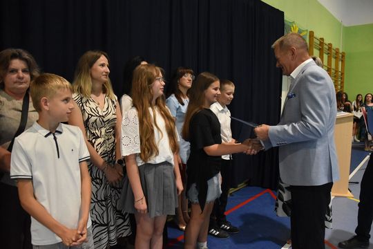 Gm. Fajsławice. Ich ciężka praca została doceniona. 41 uczniów ze stypendiami wójta [GALERIA ZDJĘĆ] 