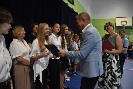 Gm. Fajsławice. Ich ciężka praca została doceniona. 41 uczniów ze stypendiami wójta [GALERIA ZDJĘĆ] 