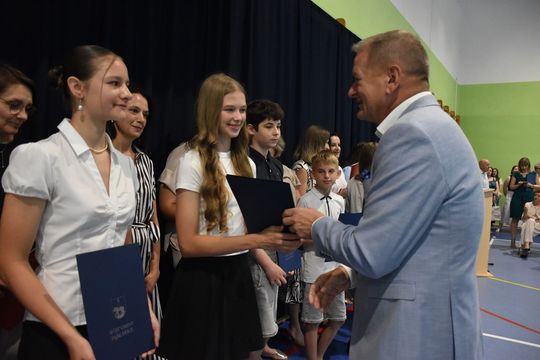 Gm. Fajsławice. Ich ciężka praca została doceniona. 41 uczniów ze stypendiami wójta [GALERIA ZDJĘĆ] 
