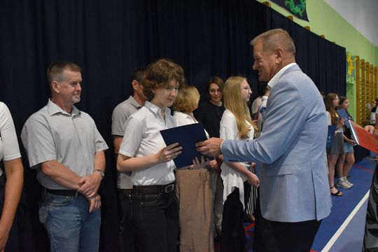 Gm. Fajsławice. Ich ciężka praca została doceniona. 41 uczniów ze stypendiami wójta [GALERIA ZDJĘĆ] 