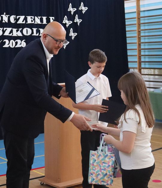 Gm. Fajsławice. Ich ciężka praca została doceniona. 41 uczniów ze stypendiami wójta [GALERIA ZDJĘĆ] 