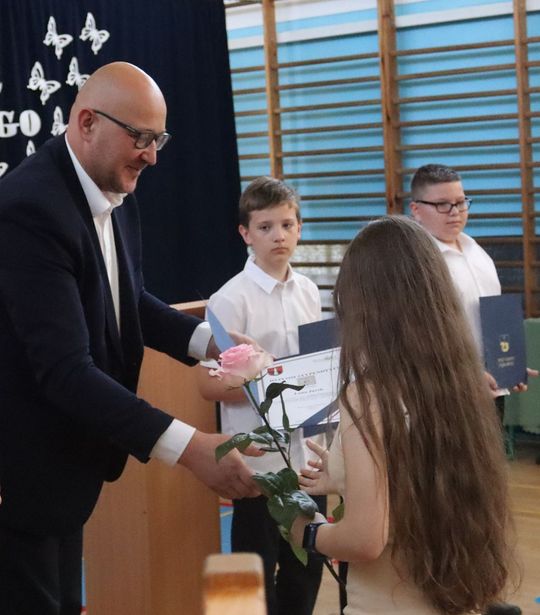 Gm. Fajsławice. Ich ciężka praca została doceniona. 41 uczniów ze stypendiami wójta [GALERIA ZDJĘĆ] 