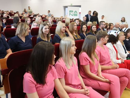 Czepkowanie absolwentów kierunków Pielęgniarstwo i Położnictwo PANS w Chełmie [GALERIA ZDJĘĆ]
