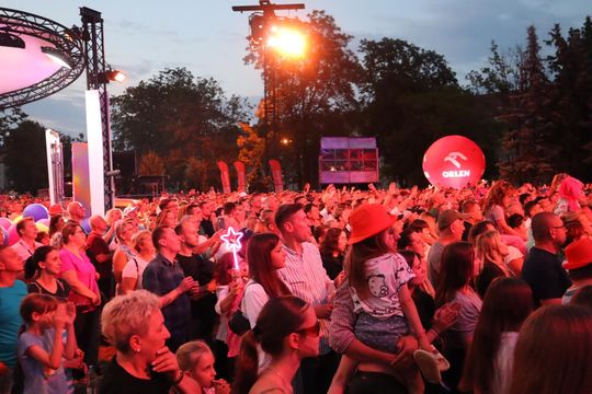 Chełm bawił się do późnego wieczora! „Lato z Radiem i Telewizją Polską” przyciągnęło tłumy [GALERIA ZDJĘĆ] 