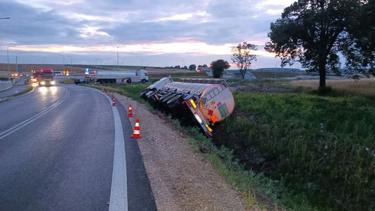 Ciągnik siodłowy z cysterną wylądował na poboczu. Interweniowały służby [ZDJĘCIA]