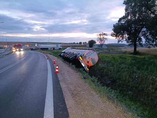 Ciągnik siodłowy z cysterną wylądował na poboczu. Interweniowały służby [ZDJĘCIA]