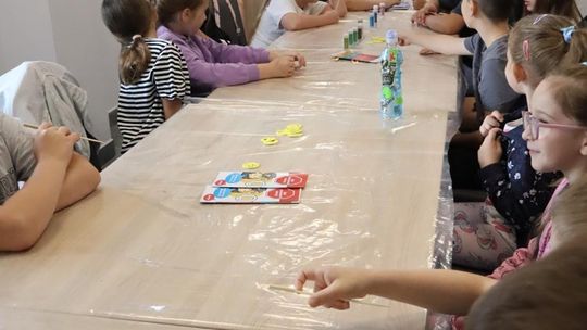 „Slime - Kolorowe Laboratorium” warsztaty w ramach akcji „WAKACJE OFFLINE - Aktywnie, zdrowo i bez uzależnień” [GALERIA]