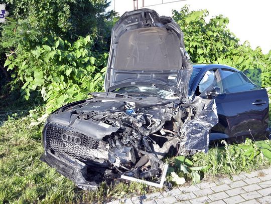 Nietrzeźwy kierowca audi czołowo zderzył się z ciężarówką [ZDJĘCIA]