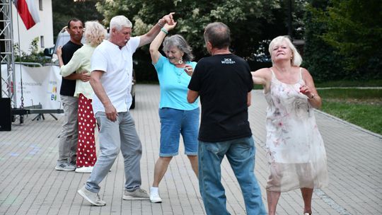 Krasnostawianie pożegnali lipiec podczas potańcówki pod chmurką [ZDJĘCIA]