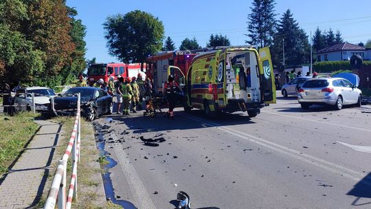 Wypadek trzech aut w Siennicy Nadolnej. Dwie osoby w szpitalu. 18 strażaków w akcji [ZDJĘCIA]