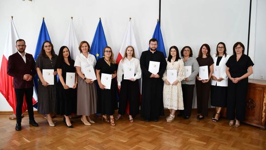 Krasnystaw. Nowi nauczyciele mianowani. Burmistrz wręczył akty awansu [ZDJĘCIA]