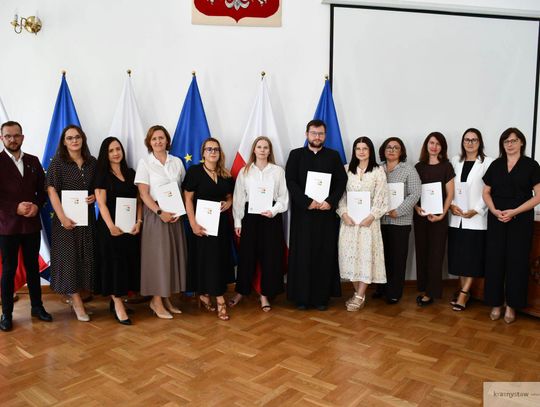 Krasnystaw. Nowi nauczyciele mianowani. Burmistrz wręczył akty awansu [ZDJĘCIA]