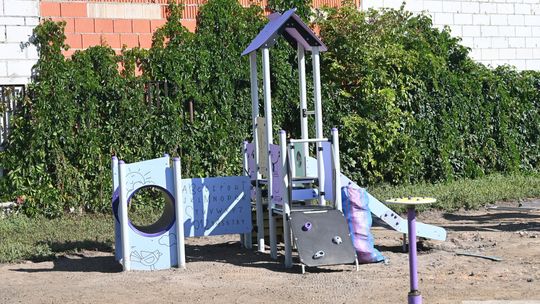 Pow. krasnostawski. Będzie nowoczesny i bezpieczny. Powstaje plac zabaw przy SOSW [GALERIA ZDJĘĆ]