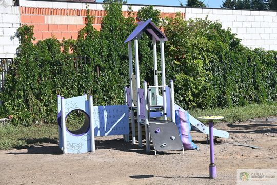 Pow. krasnostawski. Będzie nowoczesny i bezpieczny. Powstaje plac zabaw przy SOSW [GALERIA ZDJĘĆ] 