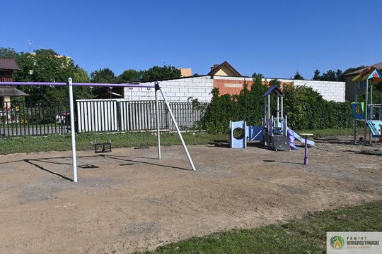 Pow. krasnostawski. Będzie nowoczesny i bezpieczny. Powstaje plac zabaw przy SOSW [GALERIA ZDJĘĆ] 