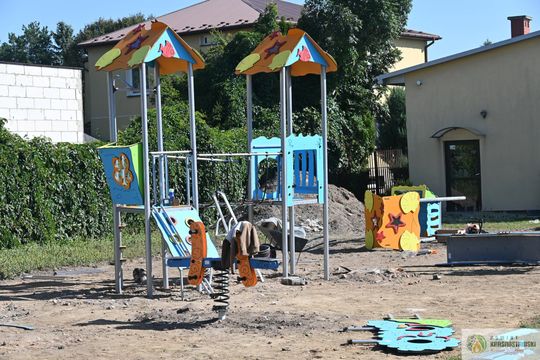 Pow. krasnostawski. Będzie nowoczesny i bezpieczny. Powstaje plac zabaw przy SOSW [GALERIA ZDJĘĆ] 