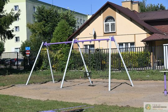 Pow. krasnostawski. Będzie nowoczesny i bezpieczny. Powstaje plac zabaw przy SOSW [GALERIA ZDJĘĆ] 