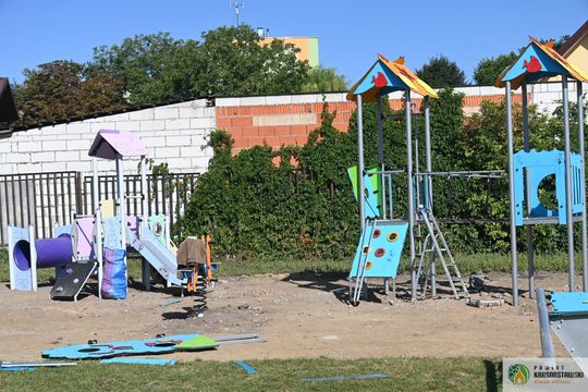 Pow. krasnostawski. Będzie nowoczesny i bezpieczny. Powstaje plac zabaw przy SOSW [GALERIA ZDJĘĆ] 