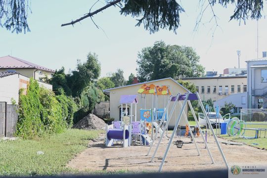 Pow. krasnostawski. Będzie nowoczesny i bezpieczny. Powstaje plac zabaw przy SOSW [GALERIA ZDJĘĆ] 