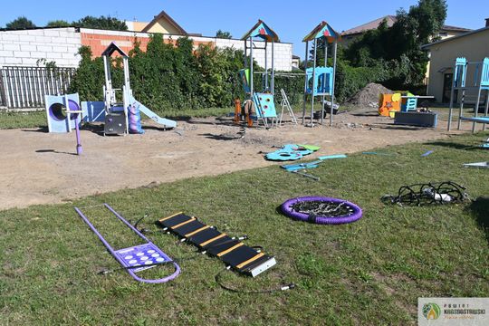 Pow. krasnostawski. Będzie nowoczesny i bezpieczny. Powstaje plac zabaw przy SOSW [GALERIA ZDJĘĆ] 