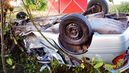 Nocna tragedia na drodze. W wypadku zginął 17-letni pasażer [ZDJĘCIA]