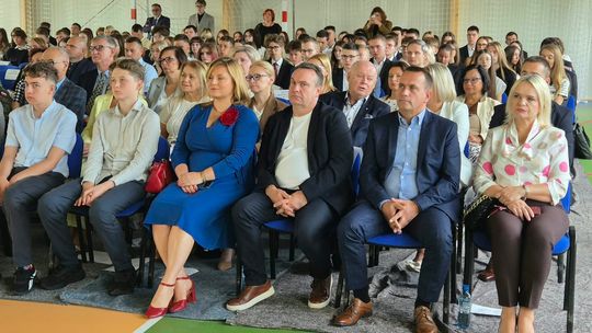 Nowy rok szkolny i nowa hala. Uroczysta inauguracja w chełmskiej „Trójce” [GALERIA ZDJĘĆ] 