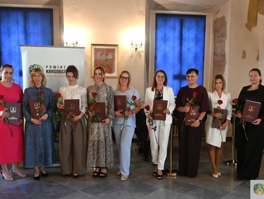 Pow. krasnostawski. 10 nauczycieli odebrało akty mianowania [GALERIA ZDJĘĆ]