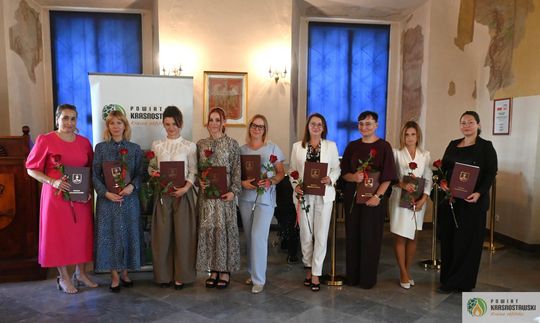 Pow. krasnostawski. 10 nauczycieli odebrało akty mianowania [GALERIA ZDJĘĆ] 