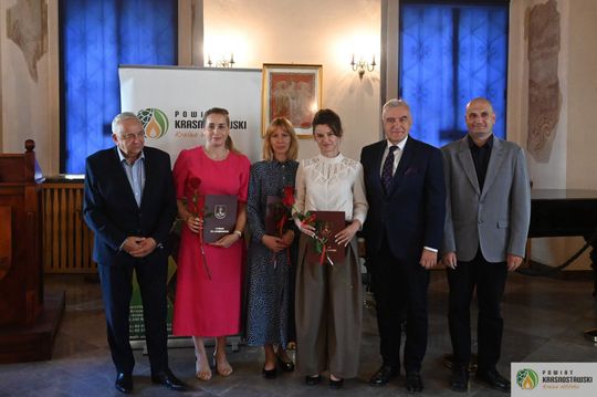 Pow. krasnostawski. 10 nauczycieli odebrało akty mianowania [GALERIA ZDJĘĆ] 