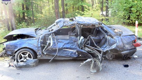 Audi rozbite na drzewie. Śmigłowiec LPR zabrał 20-letniego kierowcę do szpitala [ZDJĘCIA]